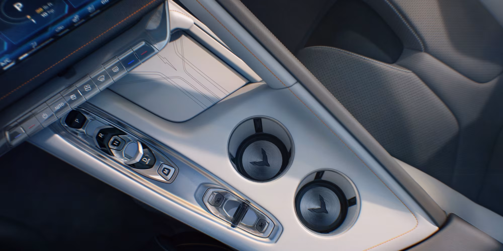 Top-Down auf die neue Mittelkonsole — Wireless-Ladepad, Drive-Mode-Toggle und hinterleuchtete Cupholder.